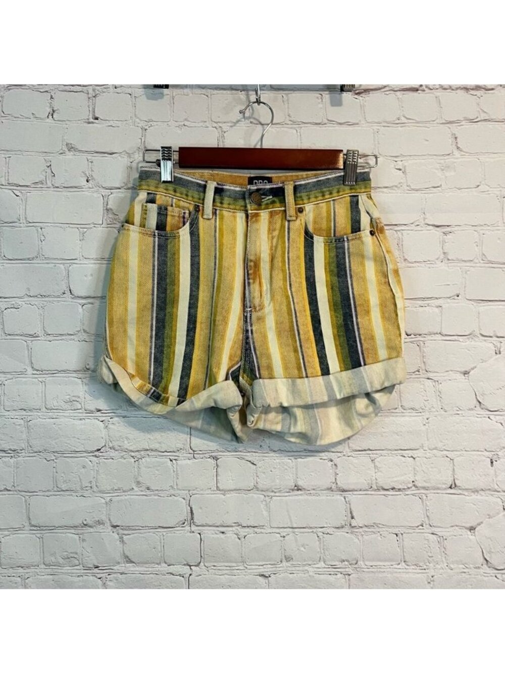 BDG Mom High Rise Jean Shorts size 24
